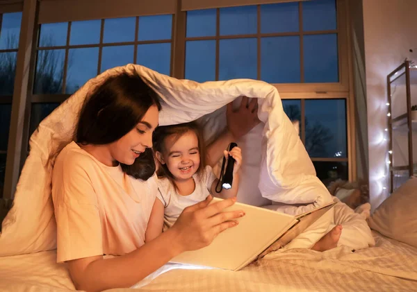 Mother Her Little Daughter Reading Bedtime Story Home — Stock Photo, Image