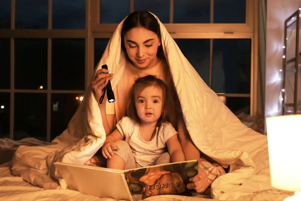 Mother Her Little Daughter Reading Bedtime Story Home — Stock Photo, Image