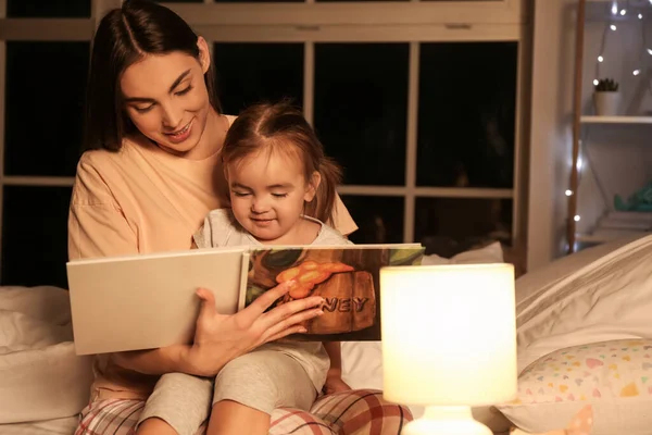 Mother Her Little Daughter Reading Bedtime Story Home — Stock Photo, Image