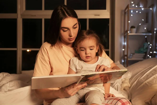 Moeder Haar Kleine Dochter Lezen Bedtime Story Thuis — Stockfoto