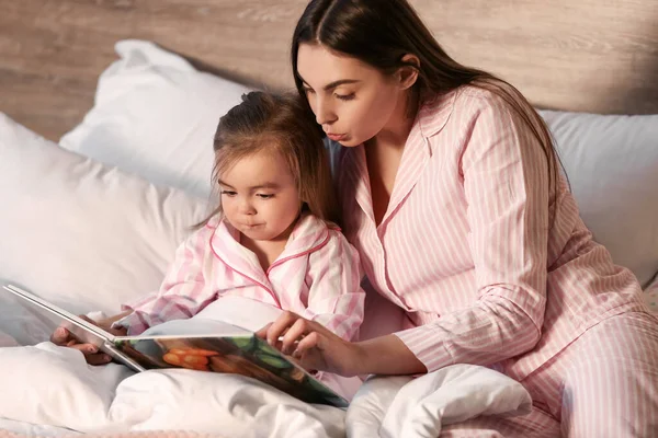 Mother Her Little Daughter Reading Bedtime Story Home — Stock Photo, Image