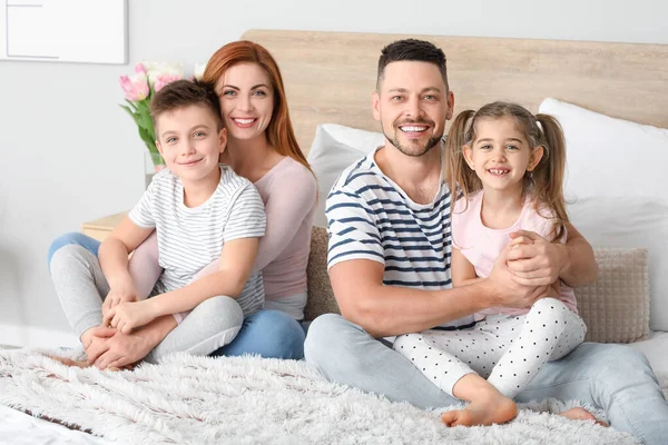 Gelukkig Gezin Slaapkamer Thuis — Stockfoto