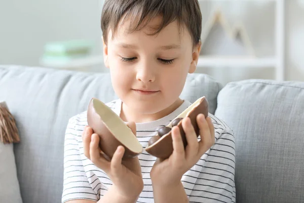 Roztomilý Chlapeček Sladkou Čokoládou Vejce Doma — Stock fotografie
