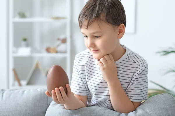 Ragazzino Carino Con Dolce Uovo Cioccolato Casa — Foto Stock