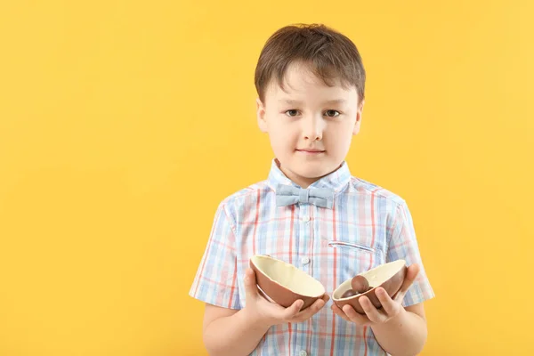 Netter Kleiner Junge Mit Süßen Schokoladeneiern Auf Farbigem Hintergrund — Stockfoto