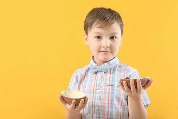 Милый Маленький Мальчик Сладкими Шоколадными Яйцами Цветном Фоне — стоковое фото