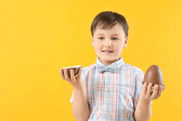 Lindo Niño Con Huevos Chocolate Dulce Fondo Color — Foto de Stock