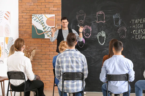 Professional Hairdresser Teaching Young People Salon — Stock Photo, Image
