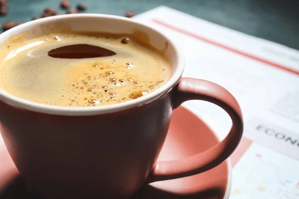 Tasse Heißen Kaffee Und Zeitung Auf Dem Tisch Nahaufnahme — Stockfoto