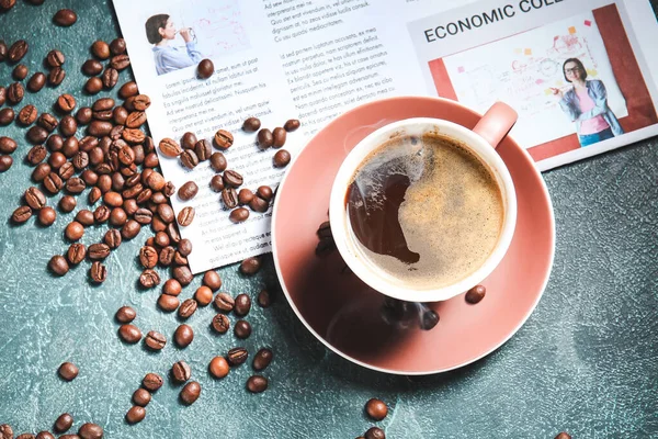 Tasse Heißen Kaffee Und Zeitung Auf Dem Tisch — Stockfoto