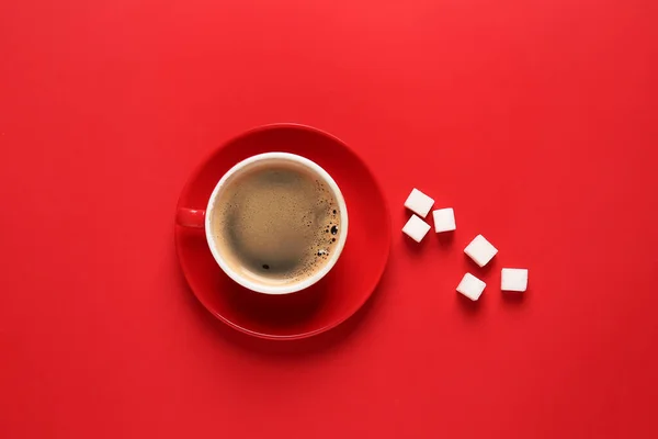 Tasse Heißen Kaffee Und Zucker Auf Farbigem Hintergrund — Stockfoto