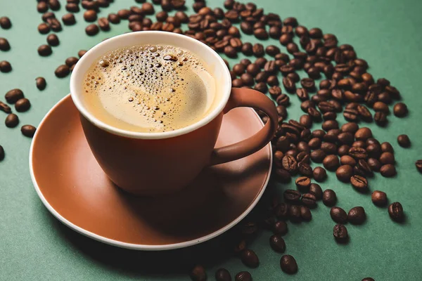 Beker Van Hete Koffie Bonen Kleur Achtergrond — Stockfoto