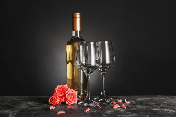 Bottle Wine Glasses Roses Table Dark Background — Stock Photo, Image