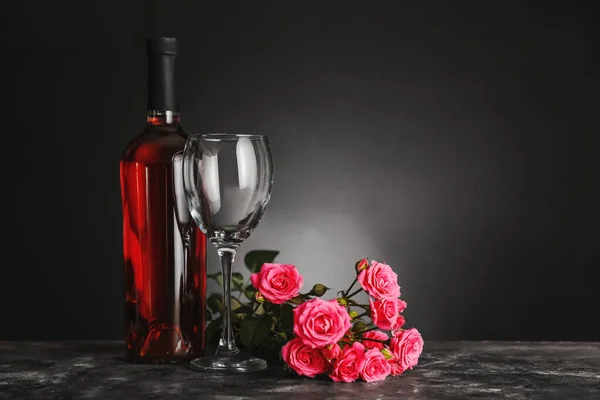 Bottle Wine Glass Roses Table Dark Background — Stock Photo, Image