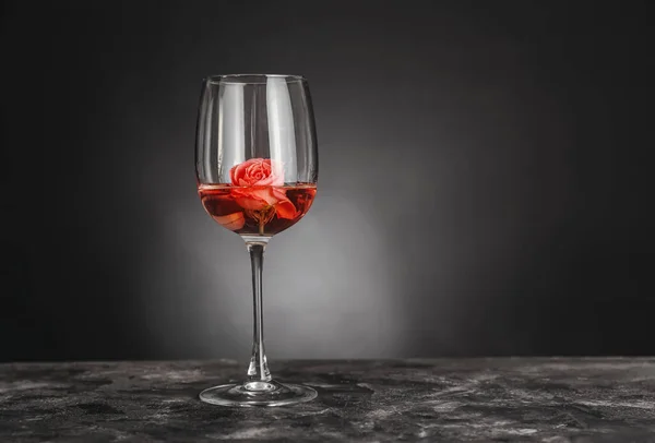 Glass Wine Rose Table Dark Background — Stock Photo, Image