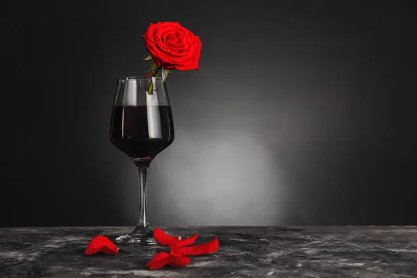 Verre Vin Avec Rose Pétales Sur Table Sur Fond Sombre — Photo