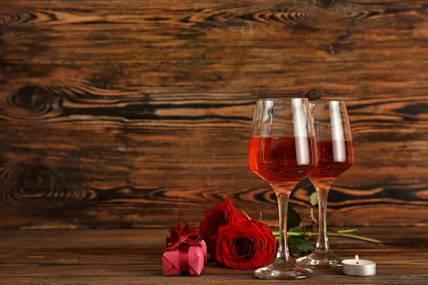 Bicchieri Vino Candele Fiori Regali Tavola — Foto Stock