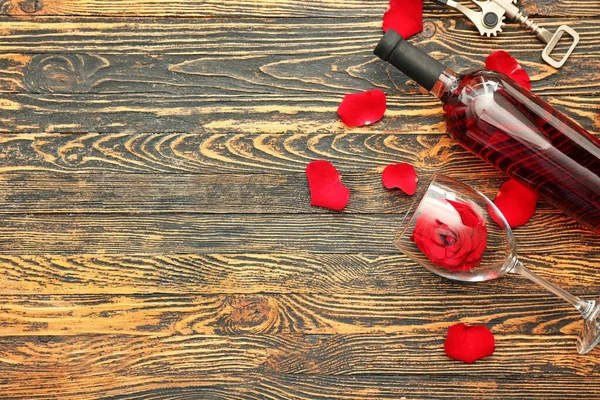 Bouteille Vin Verre Rose Pétales Sur Table Bois — Photo