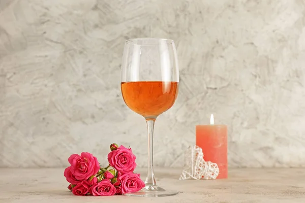 Glas Wijn Rozenbloemen Kaarsen Tafel — Stockfoto