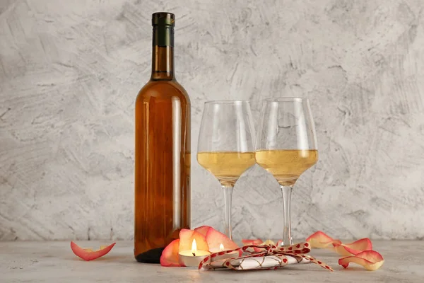Bottiglia Vino Bicchieri Petali Rosa Candele Tavola — Foto Stock