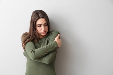 Açık renkli depresif genç kadın