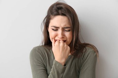 Açık renkli depresif genç kadın