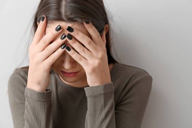 Açık renkli depresif genç kadın