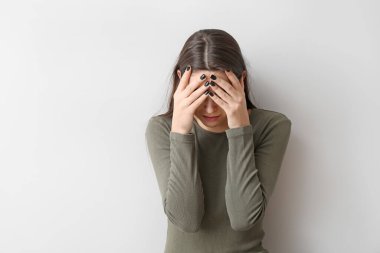 Açık renkli depresif genç kadın