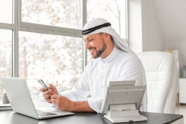 ofiste çalışan Arap iş adamı