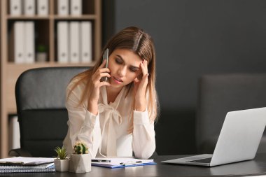 Office mobile telefonla konuşan genç iş kadını