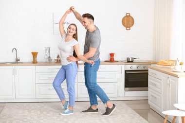 Mutfakta dans eden mutlu genç çift.