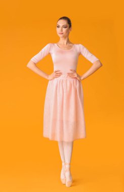 Renkli arka planda güzel genç balerin.