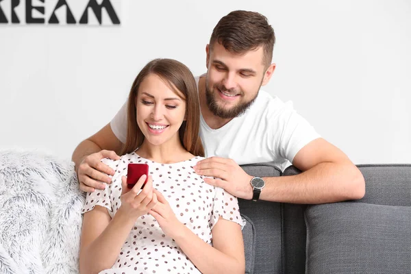 Joven Proponiéndole Matrimonio Amado Casa — Foto de Stock