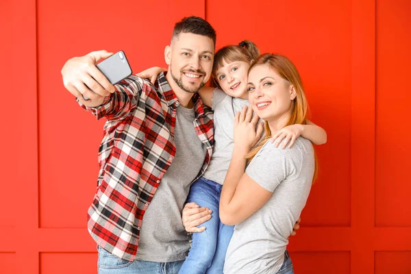 Οικογενειακή Λήψη Selfie Στο Φόντο Χρώματος — Φωτογραφία Αρχείου