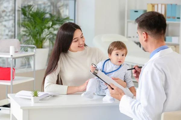 Vrouw Met Kleine Baby Een Bezoek Aan Kinderarts Kliniek — Stockfoto