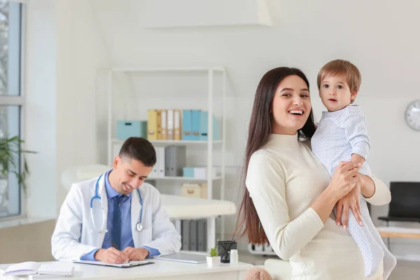 妇女与小婴儿访问儿科医生在诊所 — 图库照片