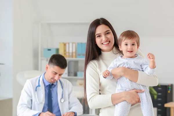 Kisbaba Látogatás Gyermekgyógyász Klinikán — Stock Fotó