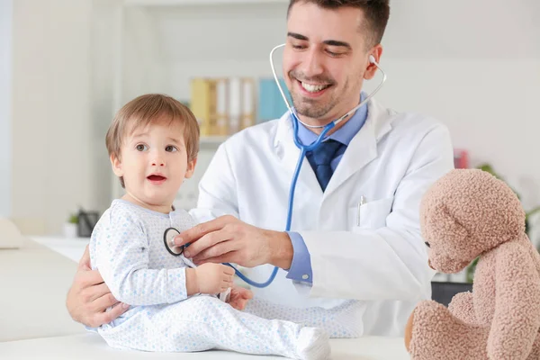 Παιδίατρος Εξετάζοντας Μωράκι Στην Κλινική — Φωτογραφία Αρχείου