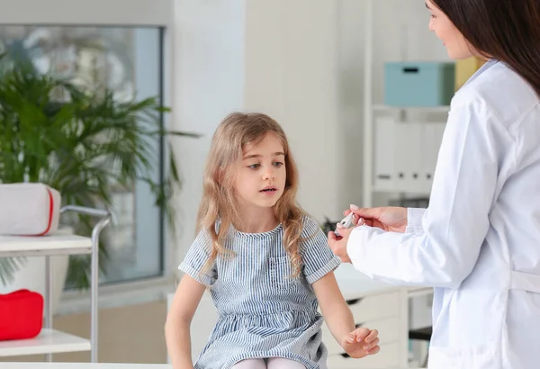 Pediatrician Examining Little Girl Clinic — Stock Photo, Image