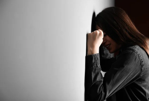 Mujer Joven Deprimida Cerca Pared Gris —  Fotos de Stock