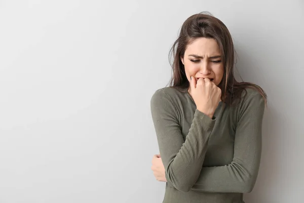 Depressive Junge Frau Vor Hellem Hintergrund — Stockfoto