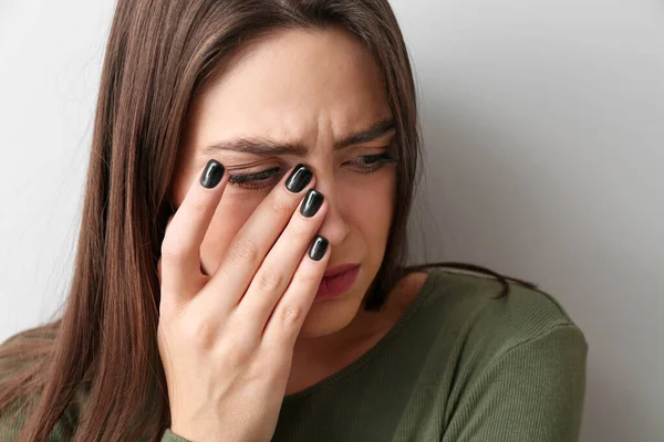 Depressive Junge Frau Vor Hellem Hintergrund — Stockfoto