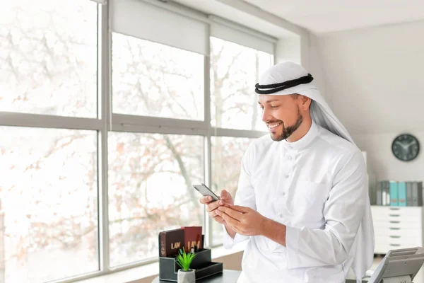 Hombre Negocios Árabe Guapo Con Teléfono Móvil Oficina — Foto de Stock