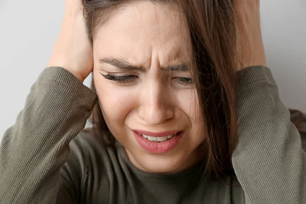 Depressive Junge Frau Vor Hellem Hintergrund — Stockfoto