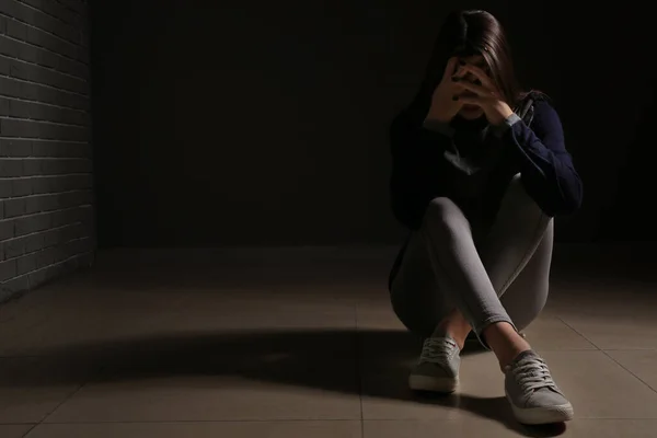 Mujer Joven Deprimida Sobre Fondo Oscuro —  Fotos de Stock