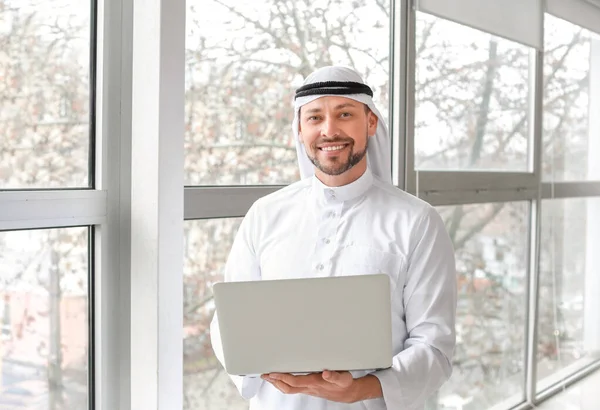 Jóképű Arab Üzletember Laptoppal Irodában — Stock Fotó