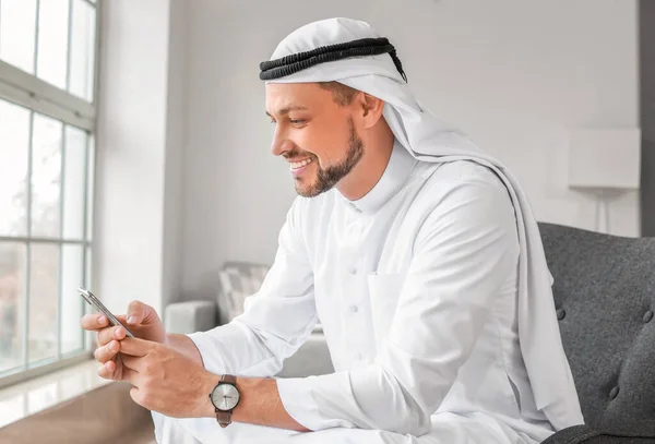 Arab Férfi Mobiltelefonnal Otthon — Stock Fotó
