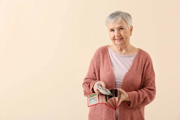 Donna Anziana Con Portafoglio Sfondo Colore — Foto Stock