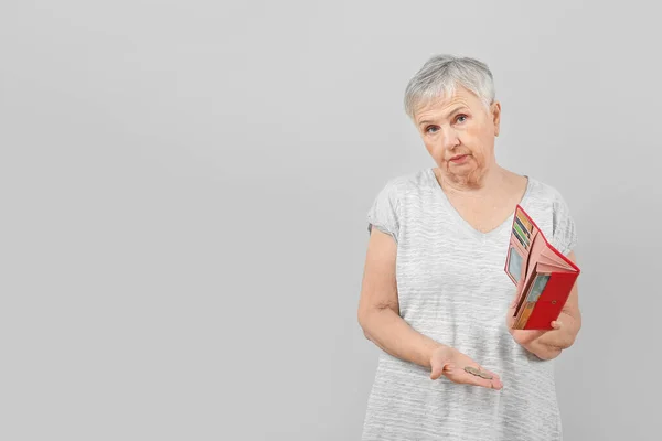 Mulher Sênior Com Carteira Vazia Fundo Claro — Fotografia de Stock