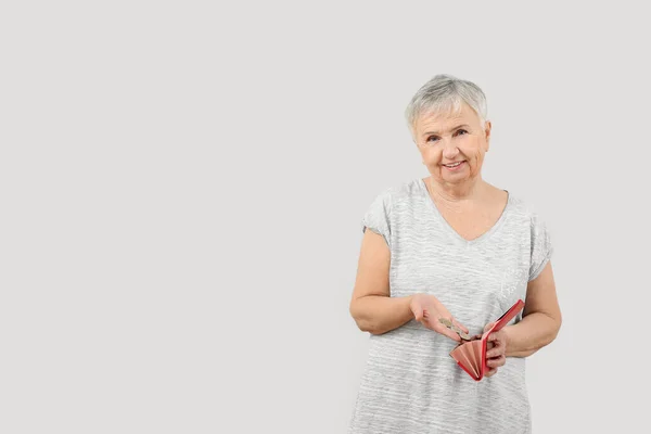 Senior Vrouw Met Portemonnee Lichte Achtergrond — Stockfoto